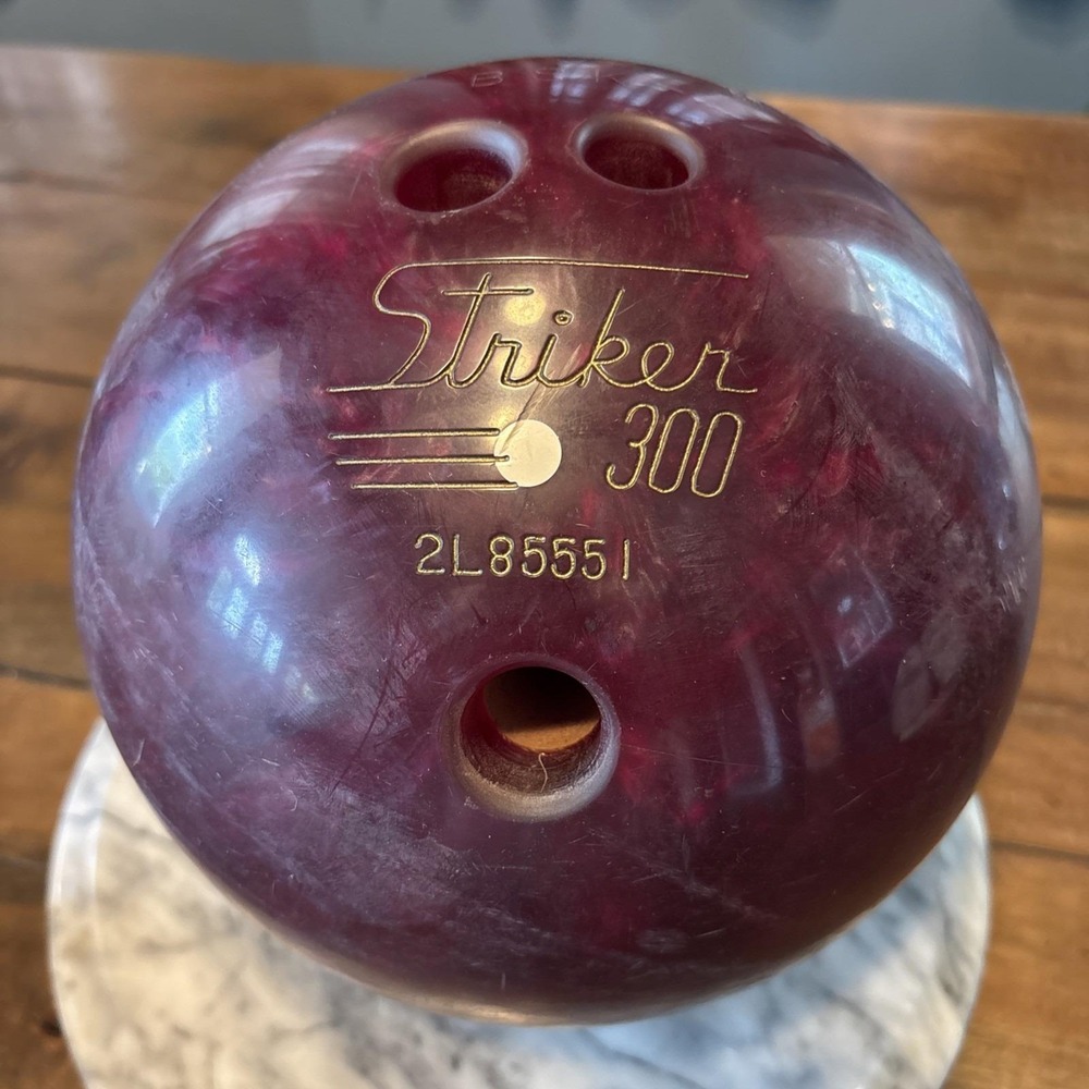 VTG 70s Burgundy Red Pearl Marble Swirl 2L85551 Striker 300 Bowling Ball 10 lbs